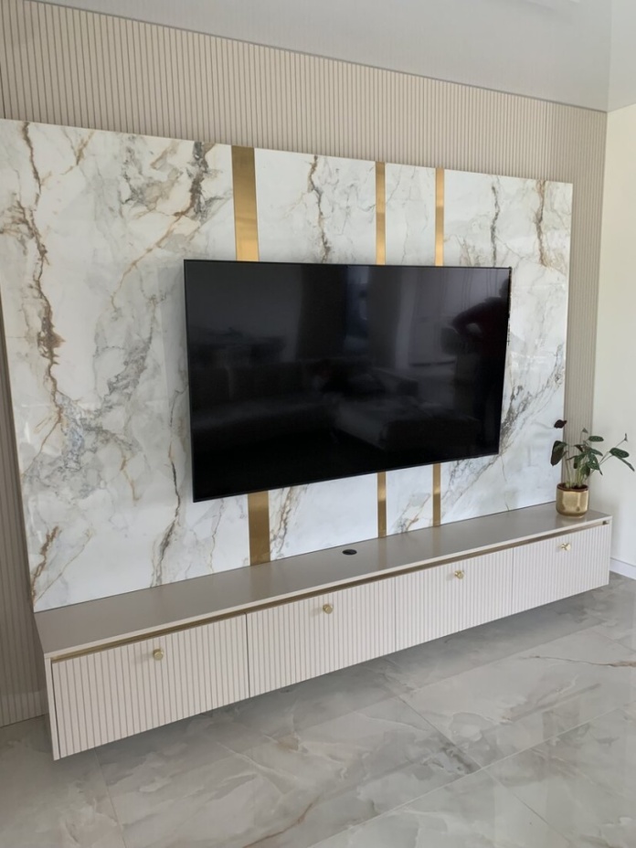 Złota listwa dekoracyjna gold mat w salonie